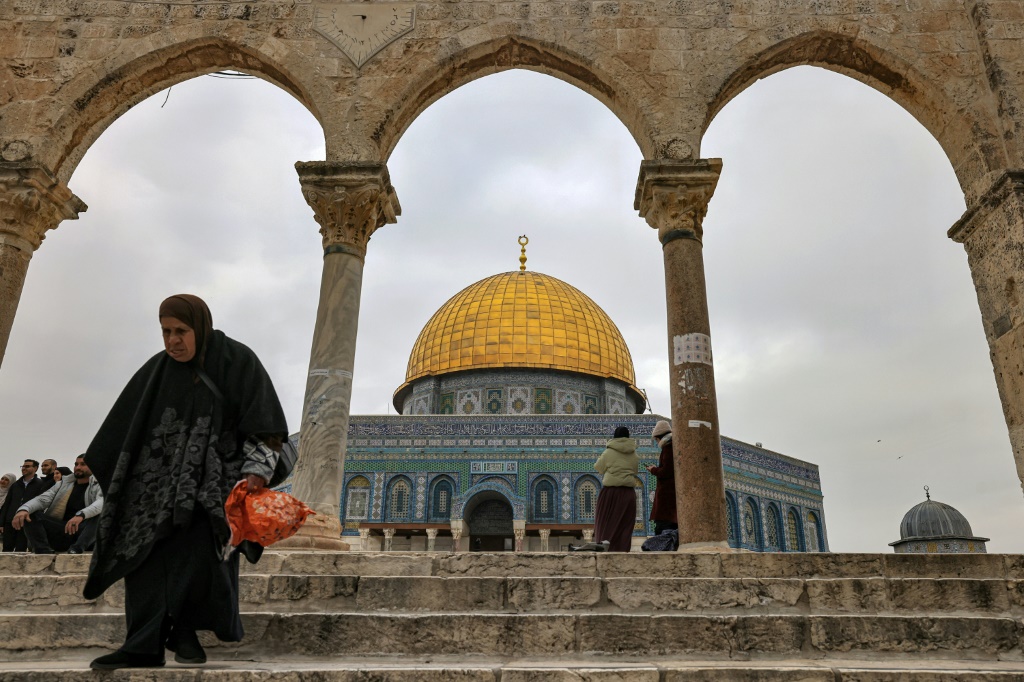 امرأة يظهر خلفها المسجد الاقصى (ا ف ب)