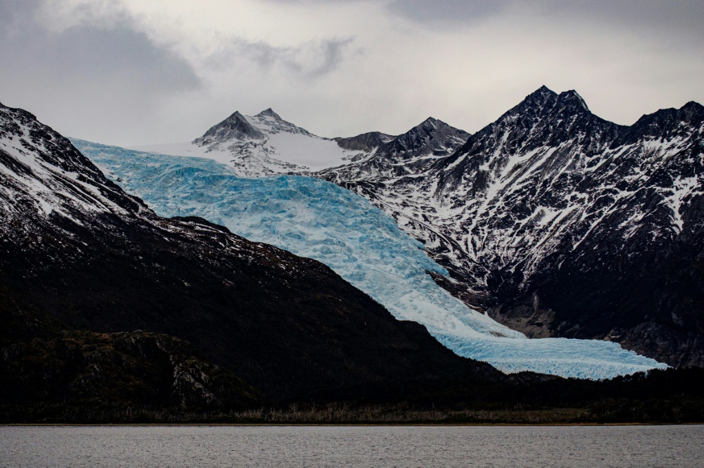    نهر جليدي يمتد فوق سلسلة جبال داروين في منطقة ماجالانيس في جنوب تشيلي ، شوهد في سبتمبر 2022 (ا ف ب)