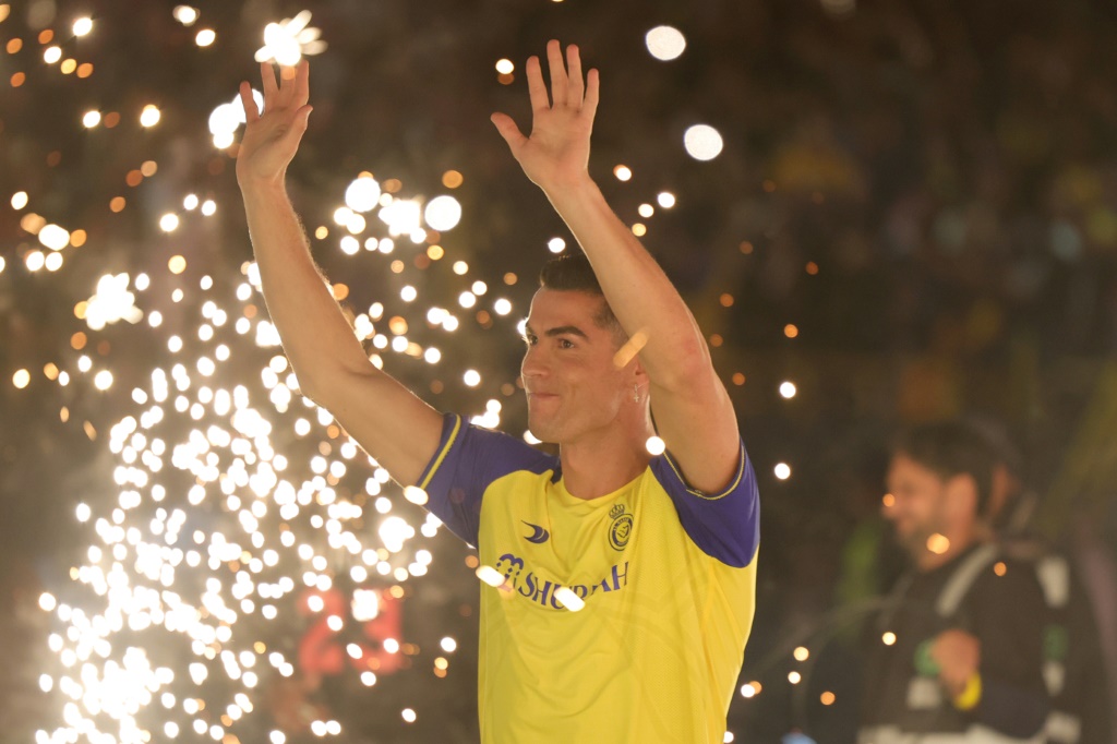 البرتغالي كريستيانو رونالدو يحي جمهور النصر اثناء حفل تقديمه لاعبا جديدا في النادي في ملعب مرسول بارك في الرياض في 3 كانون الثاني/يناير 2023 (ا ف ب)