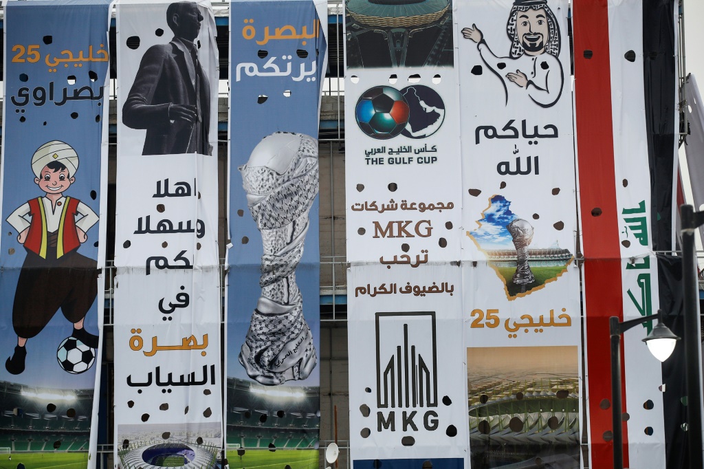 لافتات مرحبة بالقادمين لمتابعة مباريات بطولة كأس الخليج التي تستضيفها البصرة، في 5 كانون الثاني/يناير 2023 (ا ف ب)