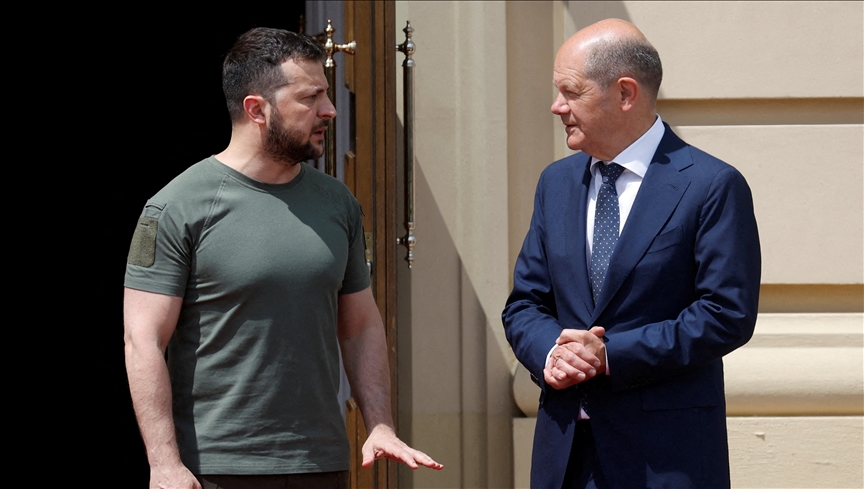 المستشار الألماني أولاف شولتس، مع الرئيس الأوكراني فولوديمير زيلينسكي (الاناضول)