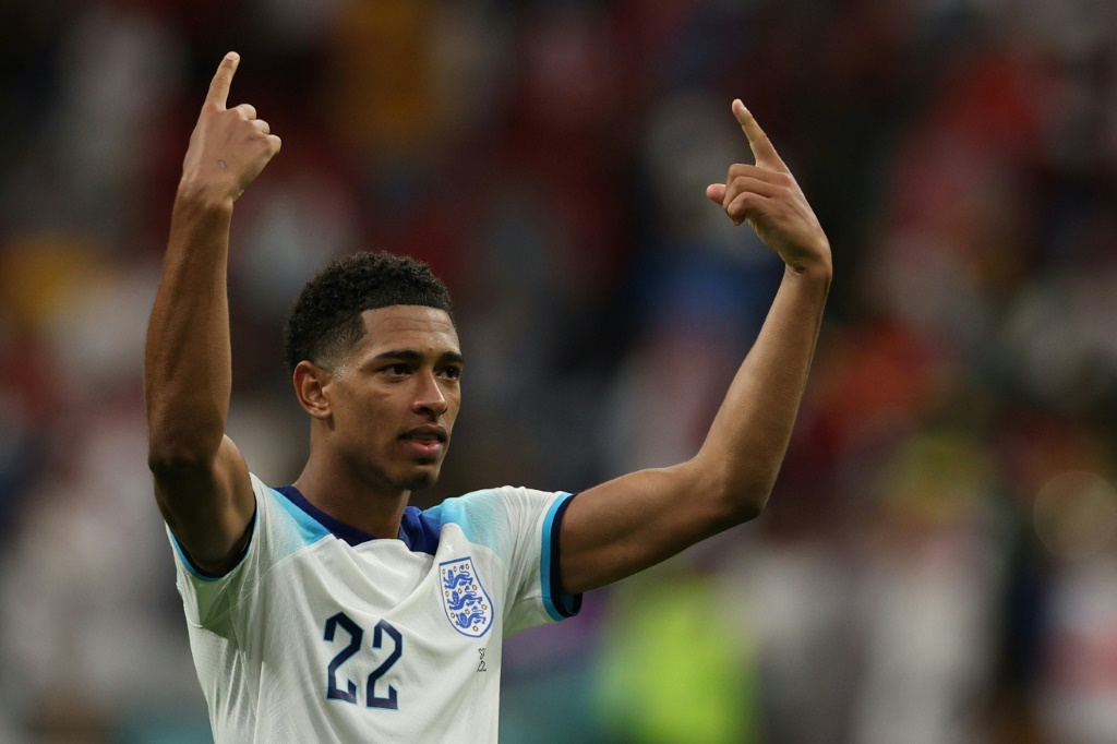 لاعب وسط منتخب انكلترا جود بيلينغهام يحتفل بفوز فريقه على السنغال في ثمن نهائي مونديال 2022. 4 كانون الاول/ديسمبر 2022 (ا ف ب)