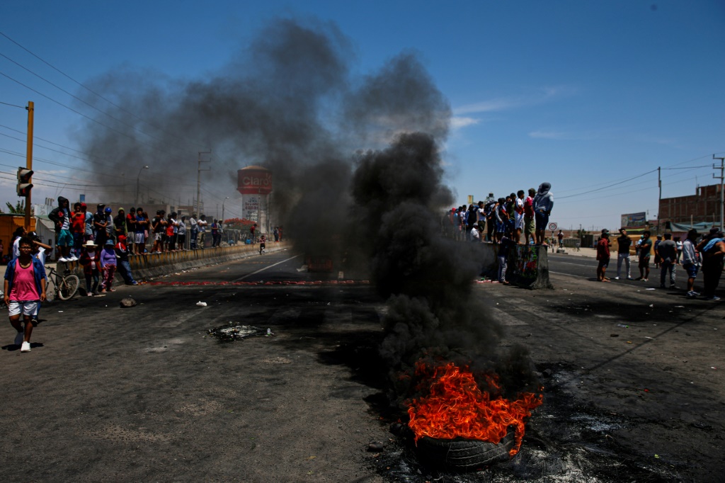 متظاهرون يغلقون طريقًا للمطالبة باستقالة الرئيسة دينا بولوارتي في إيكا في جنوب البيرو في 6 كانون الثاني/يناير 2023 (ا ف ب)