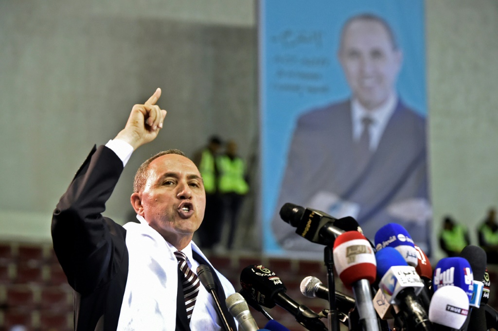    المرشح للانتخابات الرئاسية في الجزائر في العام 2019 عز الدين ميهوبي خلال تجمع انتخابي في 4 كانون الأول/ديسمبر 2019 (ا ف ب)