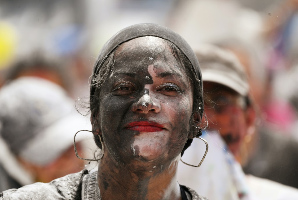 إحدى المشاركات في مهرجان "السود والبيض" في باستو الكولومبية بتاريخ الخامس من كانون الثاني/يناير 2023 (ا ف ب)