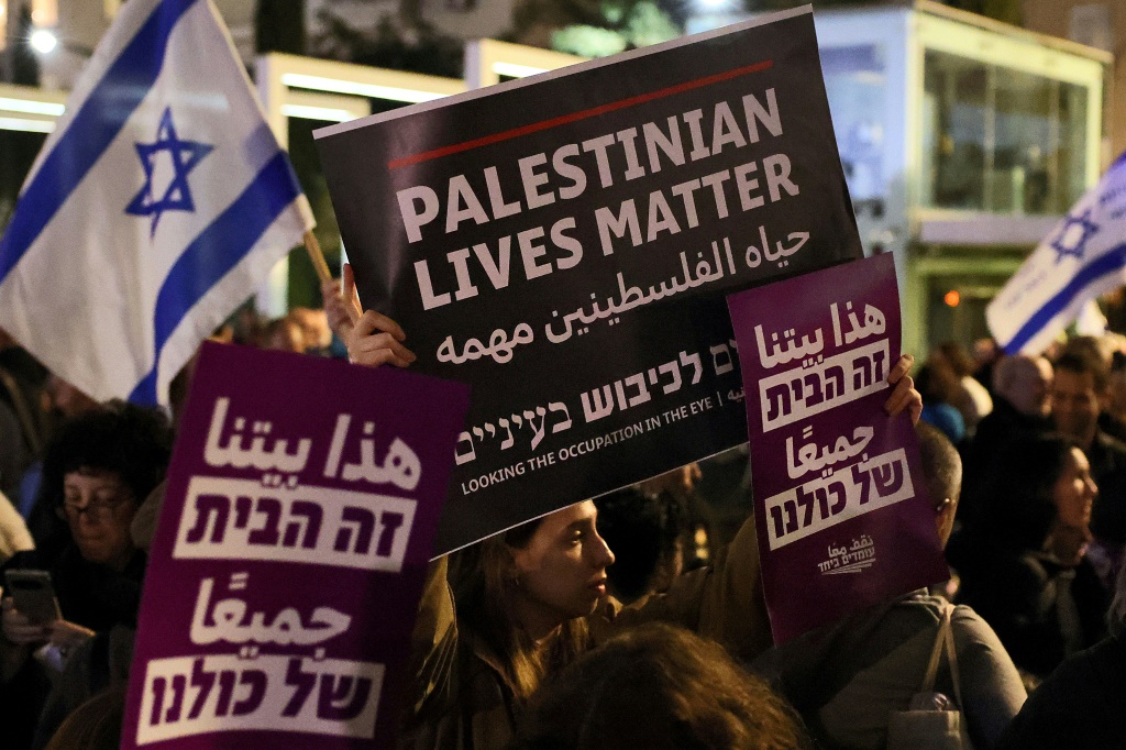 جانب من التظاهرات المعارضة لحكومة نتانياهو في تل أبيب السبت 7 كانون الثاني/يناير 2022 (ا ف ب)