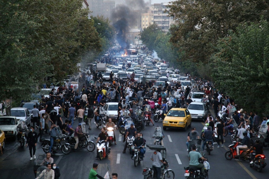 صورة حصلت عليها وكالة فرانس برس من خارج إيران لمتظاهرين في طهران في 21 أيلول/سبتمبر 2022 (ا ف ب)