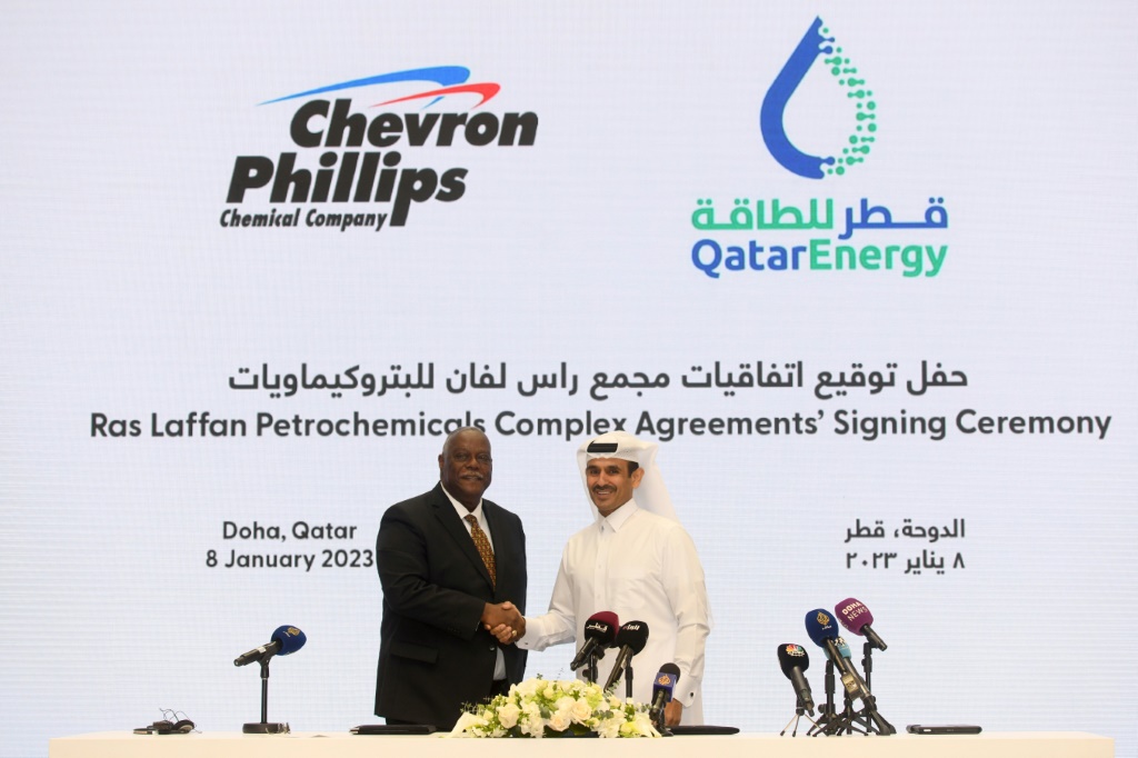    وزير الطاقة القطري ورئيس قطر للطاقة علي بن شريدة الكعبي (يمين) يصافح بروس تشين الرئيس التنفيذي لشركة شيفرون فيليبس بعد مراسم توقيع اتفاق لبناء مصنع بتروكيماويات، في الدوحة في 8 كانون الثاني/يناير 2023 (ا ف ب)