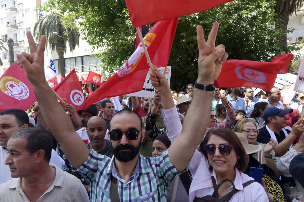 متظاهرون تونسيون (ا ف ب)