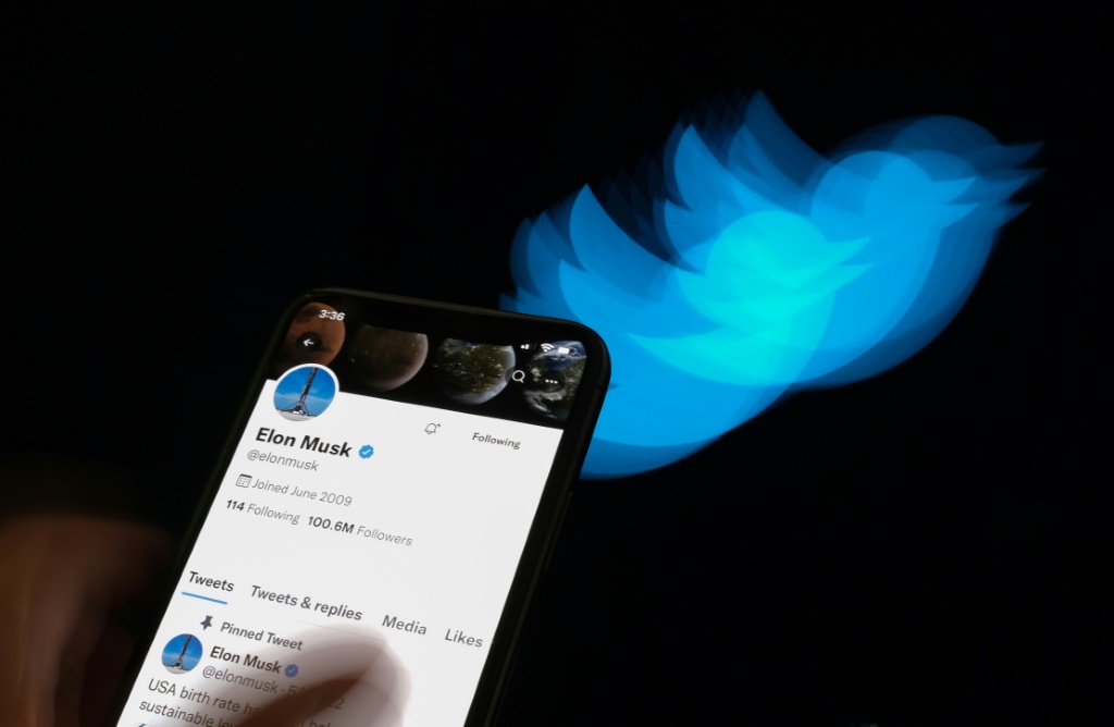 علم النفس يفسر سبب تمسكنا بمتابعة من نكرههم على مواقع التواصل (ا ف ب)