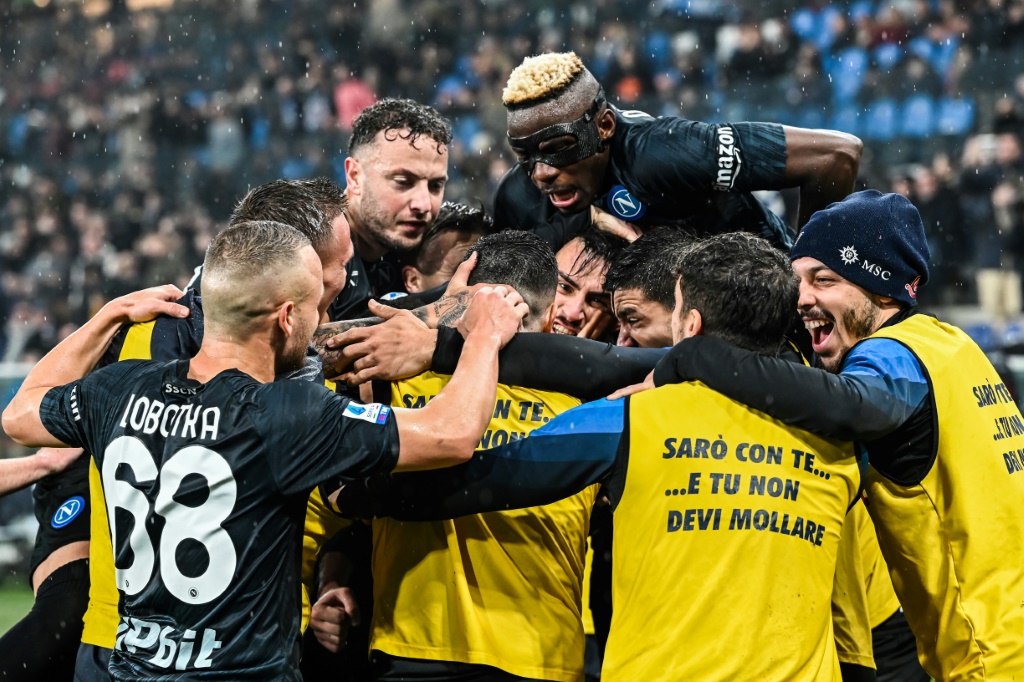 لاعبو نابولي يحتفلون بالهدف الثاني ضد سمبدوريا في الدوري الايطالي لكرة القدم في 8 كانون الثاني يناير 2023 (ا ف ب)