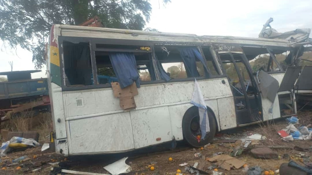 صورة من موقع الحادث بين حافلتين في كافرين في السنغال في 8 كانون الثاني/يناير 2023 (ا ف ب)