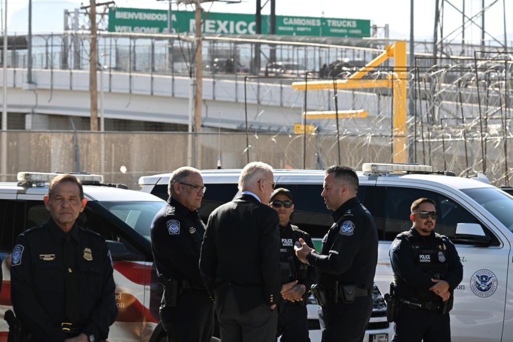 الرئيس الأميركي جو بايدن (وسط) يتحدث مع مسؤولين في الجمارك الأميركية وشرطة حماية الحدود على معبر جسر الأميركيتين في مدينة إل باسو بولاية تكساس في 8 كانون الثاني/يناير 2023 (ا ف ب)