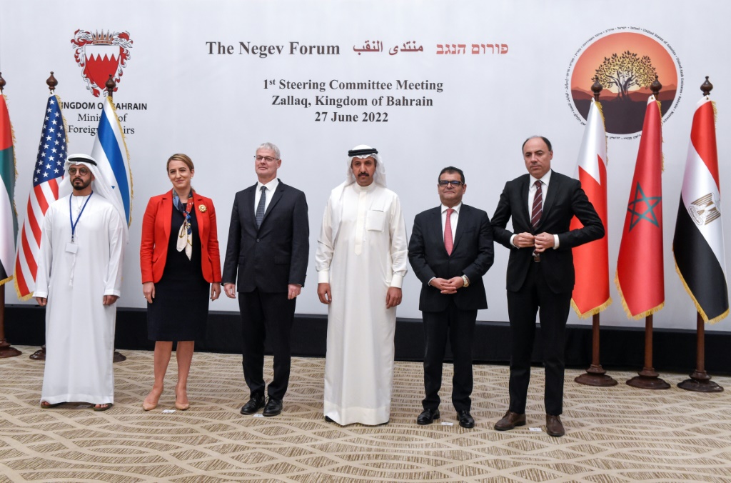 دبلوماسيون يلتقطون صورة جماعية قبيل الاجتماع الأول للجنة التوجيه التابعة لمنتدى النقب في البحرين في 27 من حزيران/يونيو 2022 (ا ف ب)   