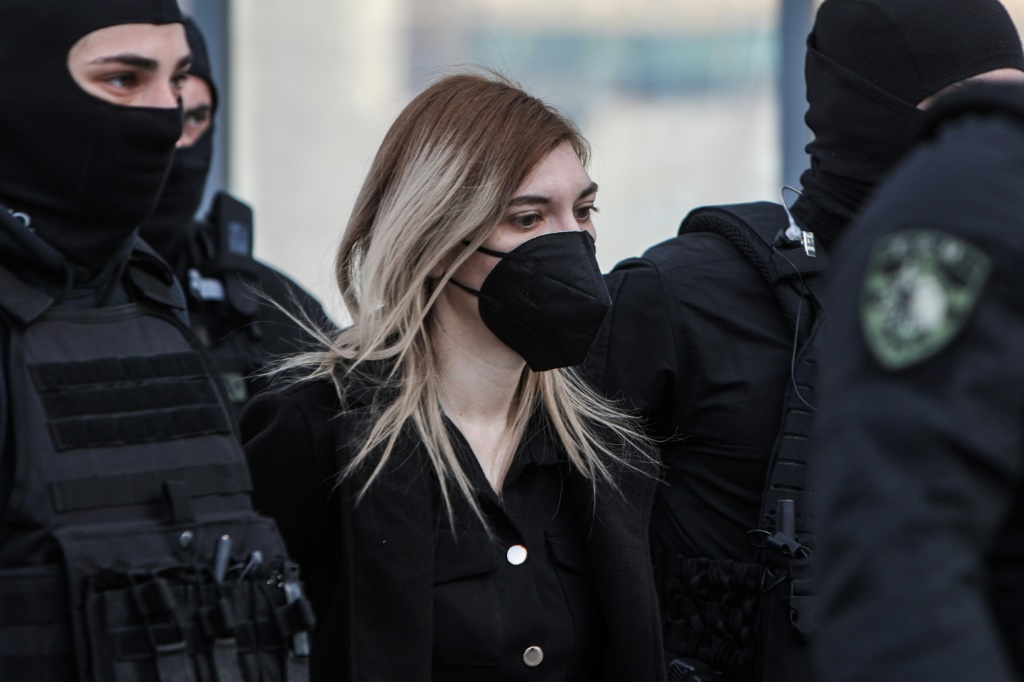 عناصر من الشرطة يصطحبون رولا بيسبيريغو إلى إحدى محاكم أثينا في التسع من كانون الثاني/يناير 2023 (ا ف ب)