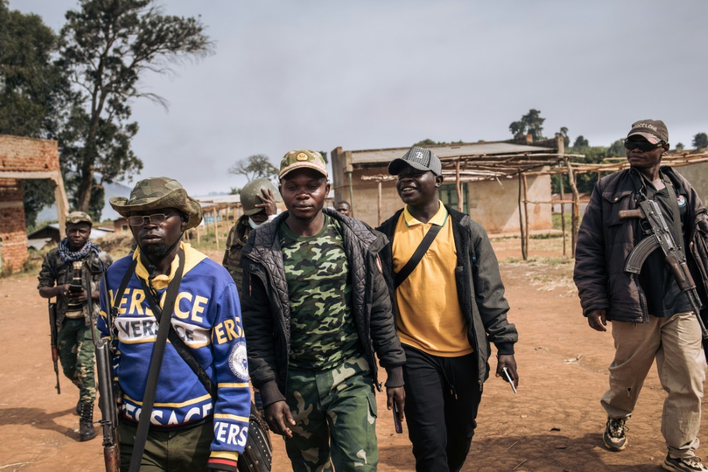 مسلحون من ميليشيا كوديكو في قرية بمقاطعة إيتوري في شرق الكونغو الديموقراطية في 13 ك2/يناير 2022 (ا ف ب)
