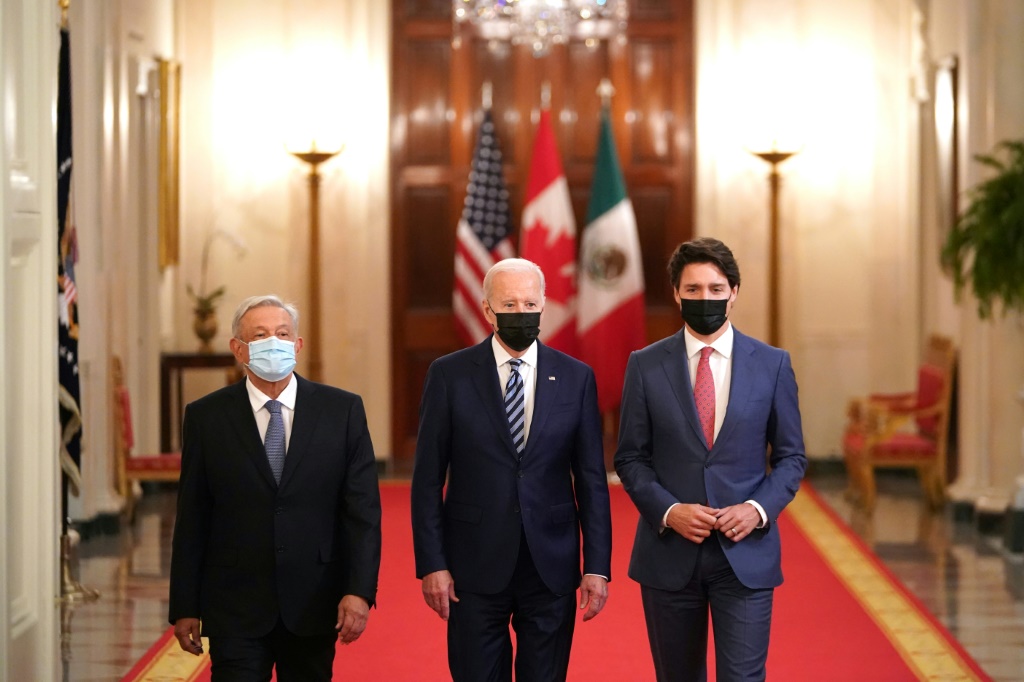 الرئيس الأميركي جو بايدن ورئيس الورزاء الكندي جاستن ترودو والرئيس المكسيكي أندريس مانيول لوبيز أوبرادور خلال قمة قادة أميركا الشمالية الأخيرة في واشنطن في العام 2021 (ا ف ب)