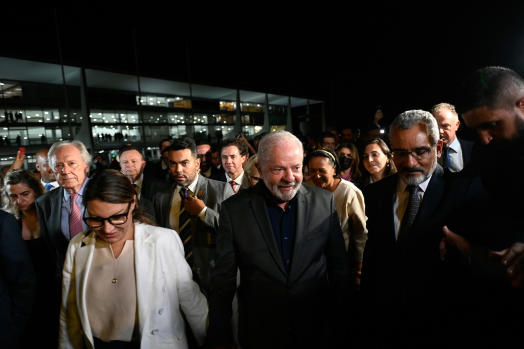 الرئيس البرازيلي لويس ايناسيو لولا دا سيلفا والسيدة الاولى في 10 كانون الثاني/يناير 2023 في برازيليا (ا ف ب)