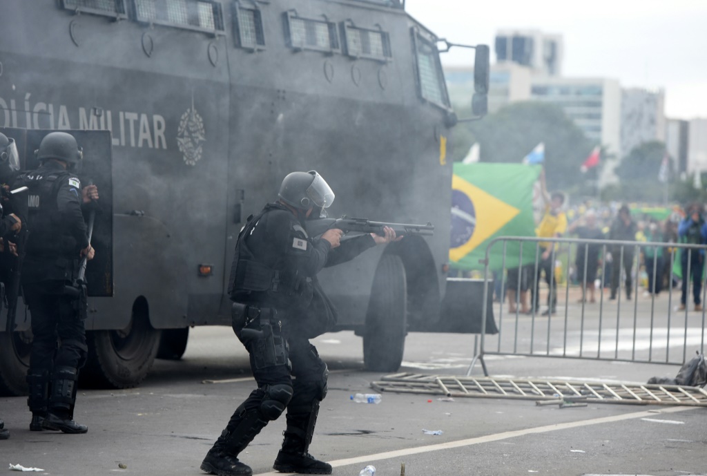 مواجهات بين انصار بولسونارو وقوات الامن امام القصر الرئاسي في برازيليا في 8 كانون الثاني/يناير 2023 (ا ف ب)