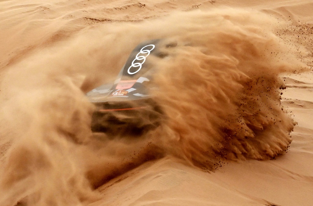 الإسباني كارلوس ساينس خلال المرحلة الثامنة من رالي دكار الصحراوي في 8 كانون الثاني/يناير 2023 (ا ف ب)
