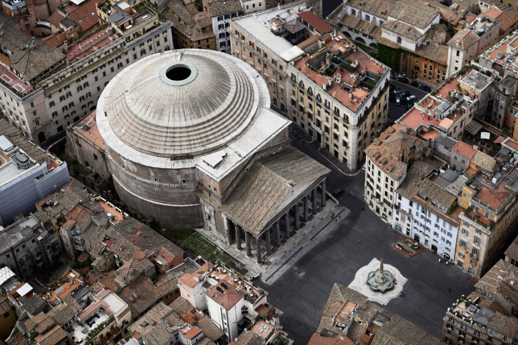 صورة جوية ملتقطة في أيار/مايو 2020 لمعلم البارثينون في روما الذي يضم القبة الخرسانية الأكبر في العالم (ا ف ب)
