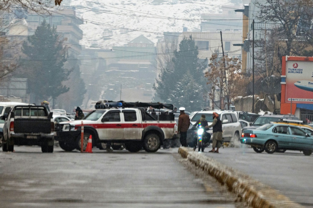    قوات الأمن التابعة لطالبان تغلق طريقا بعد تفجير انتحاري بالقرب من وزارة الخارجية الأفغانية في كابول تسبب في سقوط أكثر من 20 ضحية (ا ف ب)