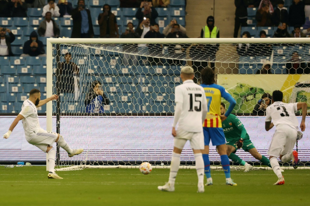 الفرنسي كريم بنزيمة يسجل من ركلة جزاء لريال مدريد ضد فالنسيا في الدور نصف النهائي من الكأس السوبر الاسبانية لكرة القدم على ملعب الملك فهد في الرياض، السعودية، في 11 كانون الثاني/يناير 2023 (ا ف ب)