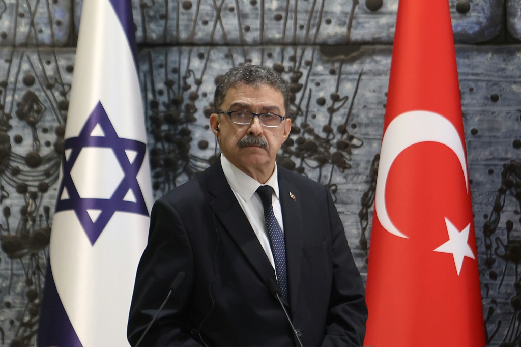 السفير التركي لدى إسرائيل شاكر أوزكان تورونلار يقدم أوراق اعتماده إلى الرئيس إسحق هرتسوغ في القدس في 11 كانون الثاني/يناير 2023 (ا ف ب)