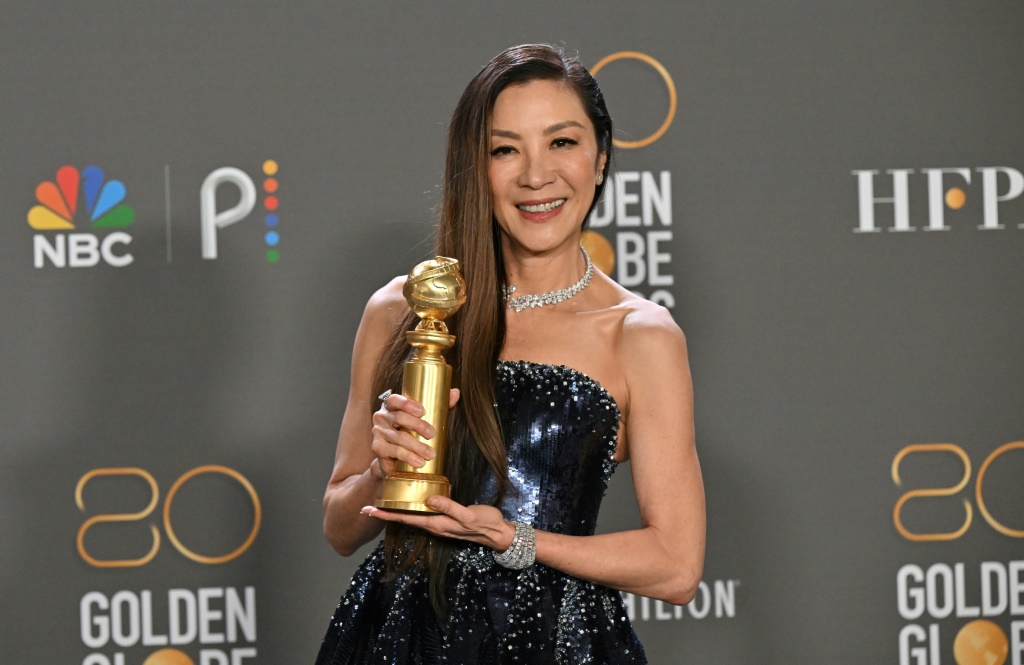 الممثلة ميشيل يوه إثر فوزها بجائزة غولدن غلوب في فئة أفضل ممثلة في بيفرلي هيلز في 10 كانون الثاني/يناير 2023 (ا ف ب)