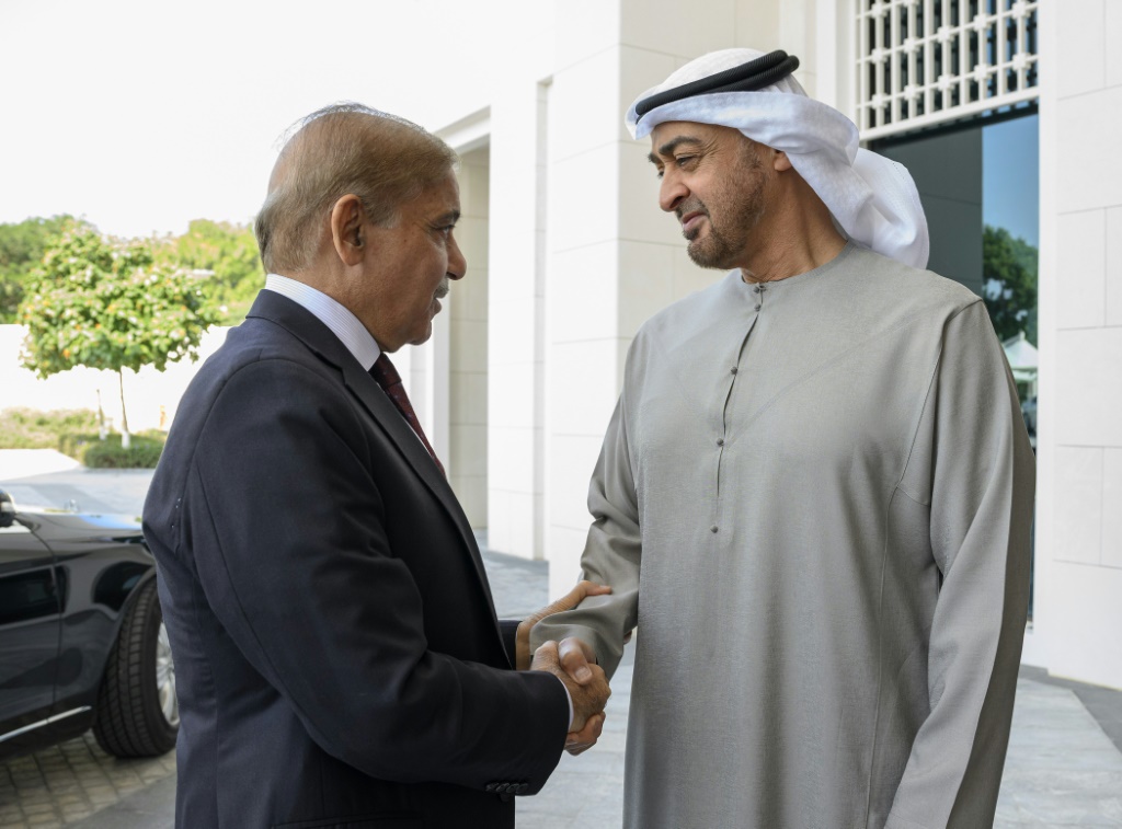    رئيس دولة الإمارات العربية المتحدة الشيخ محمد بن زايد آل نهيان يستقبل رئيس الوزراء الباكستاني شهباز شريف في أبوظبي (ا ف ب)