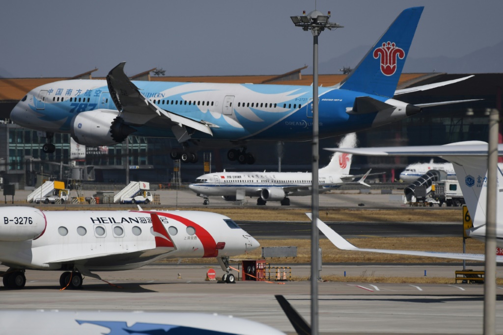 صورة التُقطت في 11 آذار/مارس 2019 تُظهر طائرة بوينغ 737 ماكس 8 تابعة للخطوط الجوية الصينية في مطار بكين العاصمة الدولي (ا ف ب)