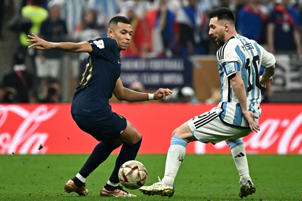 واجه الفرنسي كيليان مبابي والارجنتيني ليونيل ميسي بعضهما البعض خلال نهائي كأس العالم الشهر الماضي (ا ف ب)