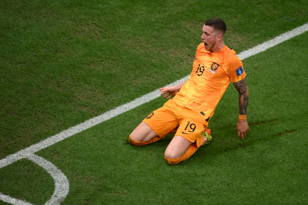 المهاجم الهولندي فاوت فيخهورست يحتفل بالتسجيل ضد الأرجنتين خلال ربع نهائي مونديال قطر 2022. لوسيل، شمال الدوحة، في 9 كانون الأول/ديسمبر 2022 (ا ف ب)