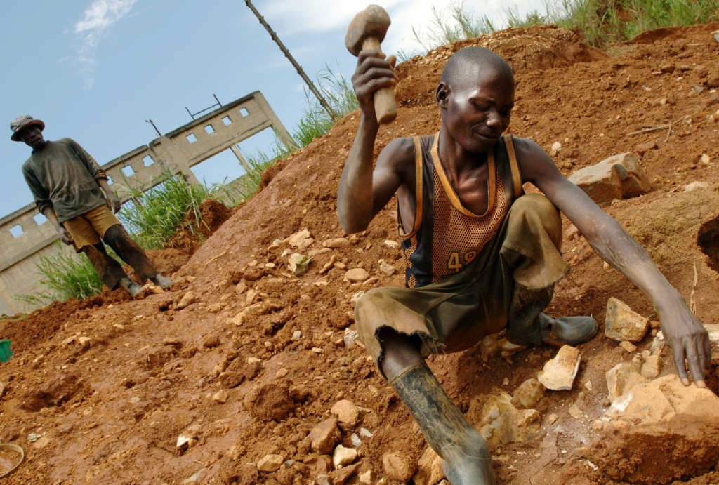 عامل منجم تقليدي يكسر الصخور في منجم ذهب قرب مونغوالو على بعد 85 كم شمال غرب بونيا في منطقة إيتوري بجمهورية الكونغو الديمقراطية بتاريخ 10 تشرين الأول/أكتوبر 2005 (ا ف ب)