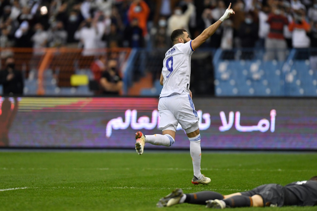 مهاجم ريال مدريد الفرنسي كريم بنزيمة محتفلا بتسجيله هدف فريقه الثاني في مرمى اتلتيك بلباو في مسابقة الكأس السوبر الاسبانية في 16 كانون الثاني/يناير 2022 التي أقيمت في السعودية (ا ف ب)
