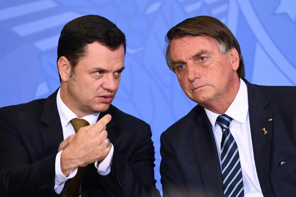وزير العدل السابق أندرسون توريس والرئيس السابق جايير بولسونارو في برازيليا في 27 حزيران/يونيو 2022 (ا ف ب)