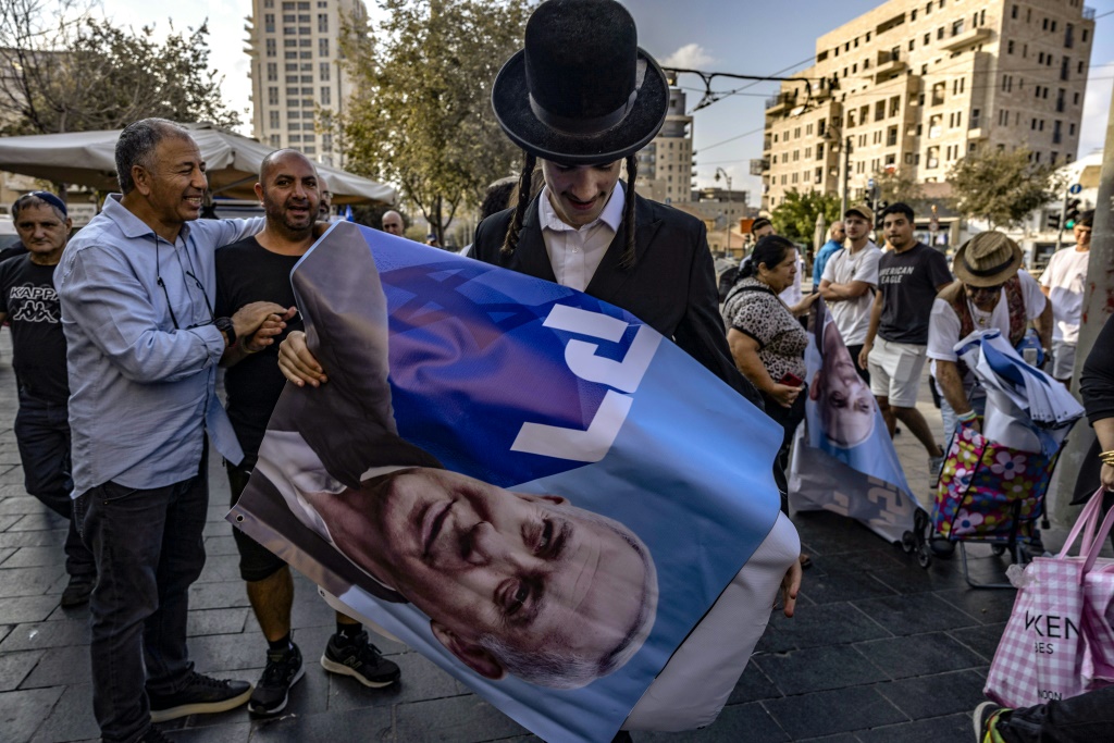 يعتقد كثير من الإسرائيليين أنَّ الاحتجاجات اضطلعت بدور رئيسي في هزيمة نتنياهو في انتخابات مارس/آذار 2021 (ا ف ب)