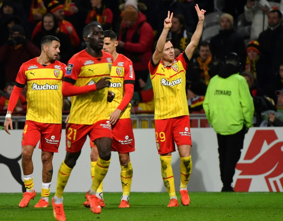 البولندي بريميسلاف فرانكوفسكي يحتفل بتسجيله من ركلة جزاء لصالح لنس ضد أوكسير في الدوري الفرنسي لكرة القدم في 14 كانون الثاني/يناير 2023 (ا ف ب)