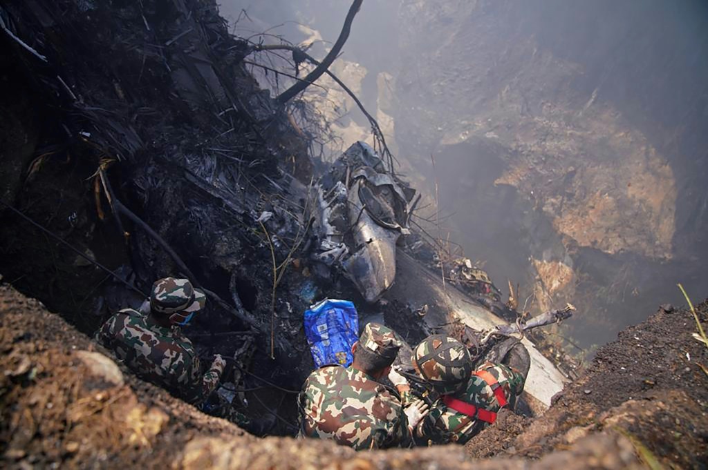 مسعفون يتفقدون موقع تحطم طائرة على متنها 72 شخصا في بوخارا بوسط نيبال في 15 كانون الثاني/يناير 2023 (ا ف ب)
