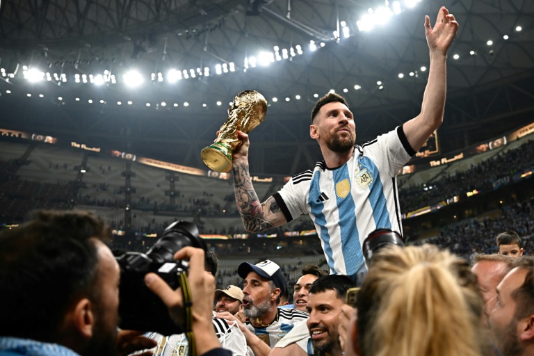 الارجنتيني ليونيل ميسي يرفع كأس العالم بعد فوز بلاده على فرنسا بركلات الترجيح في نهائي مونديال قطر في 18 كانون الاول/ديسمبر 2022 (أ ف ب)
