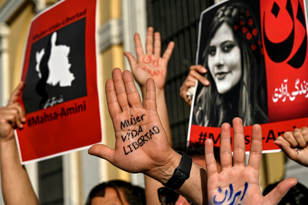 شهدت الاحتجاجات على وفاة أميني شابات وطلبة جامعات وتلاميذ مدارس يخلعون الحجاب ويواجهون قوات الأمن في الشوارع. (أ ف ب)