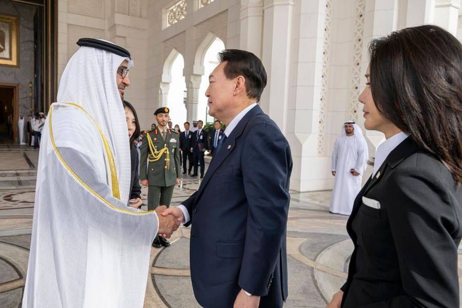 الرئيس الإماراتي الشيخ محمد بن زايد آل نهيان والرئيس الكوري الجنوبي يون سيوك يول (الخليج اونلاين)