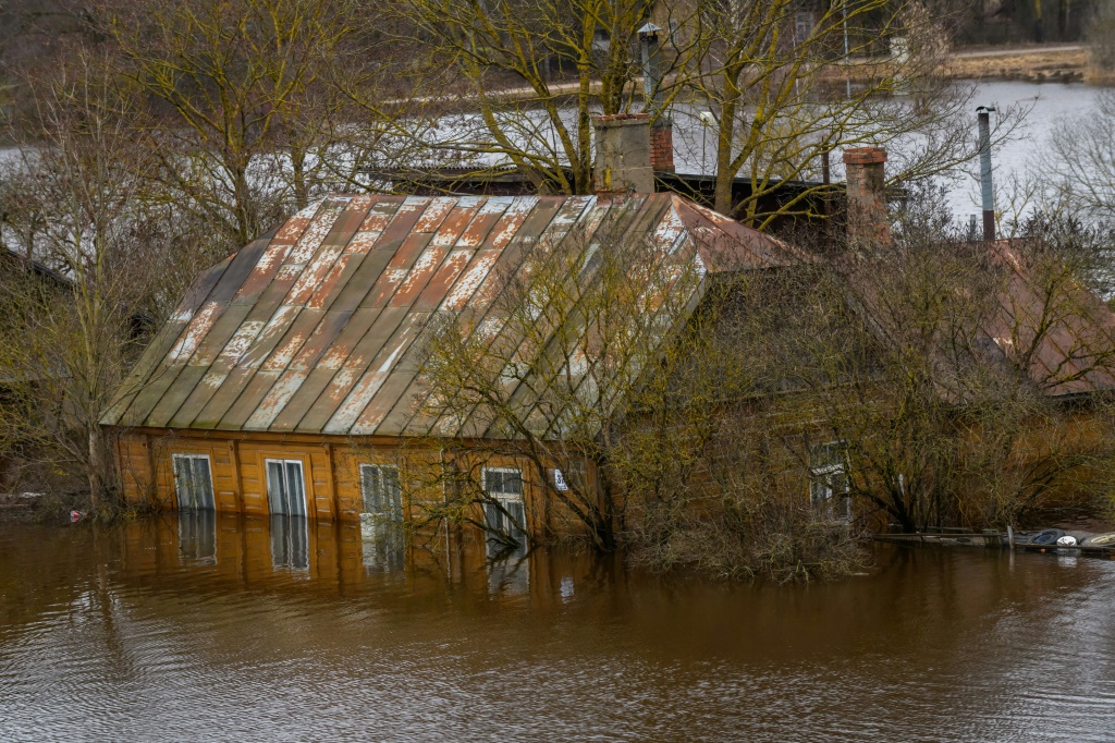 منازل اجتاحتها مياه الفيضانات في جيكابيلس في لاتفيا في 15 كانون الثاني/يناير 2023 (ا ف ب)