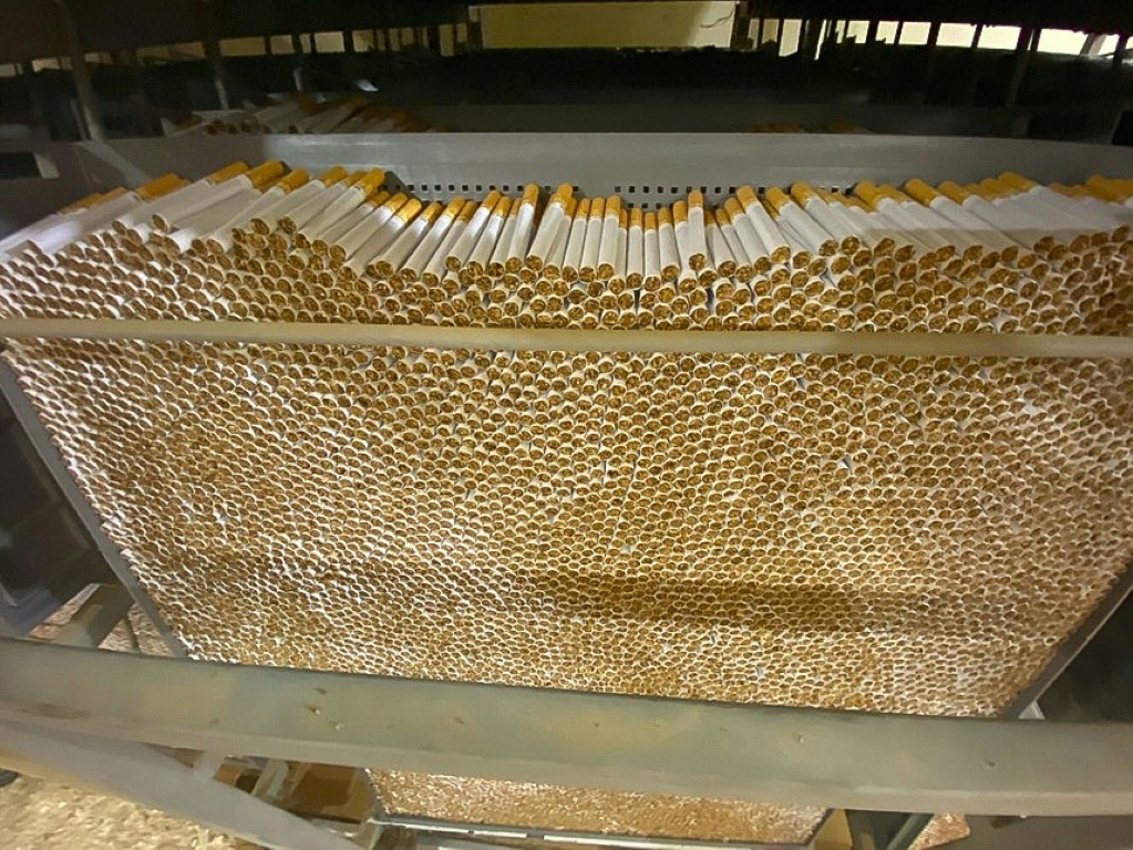 كميات كبيرة من التبغ المقلد في 15 كانون الثاني/يناير 2023 داخل مصنع فككه الدرك الفرنسي قبل أيام قرب مدينة روان غرب فرنسا (ا ف ب)