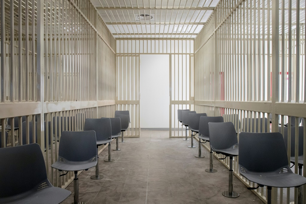 من داخل قاعة تقام فيها جلسات محاكمة 350 متهما بالضلوع في أنشطة مافيا ندرانغيتا في لاميزيا تيرمه في كالابريا الإيطالية في 15 كانون الأول/ديسمبر 2020 (ا ف ب)
