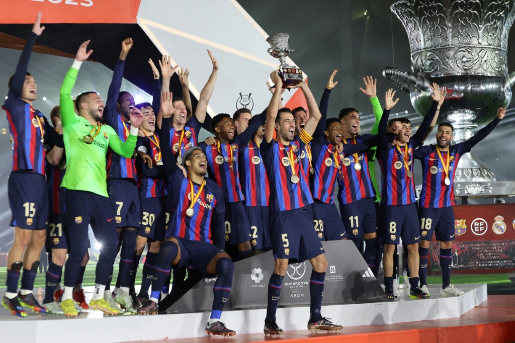 لاعبو برشلونة يحتفلون بعد فوزه بالكأس السوبر الاسبانية اثر تغلبه على ريال مدريد 3-1. 15 كانون الثاني/يناير 2022 (ا ف ب)