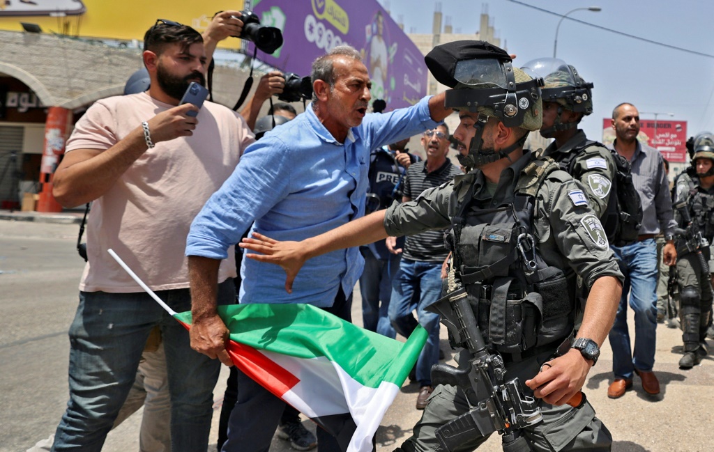 استياء من قرار وزير الأمن القومي الإسرائيلي إيتمار بن عفير بحظر رفع علم فلسطين (ا ف ب)