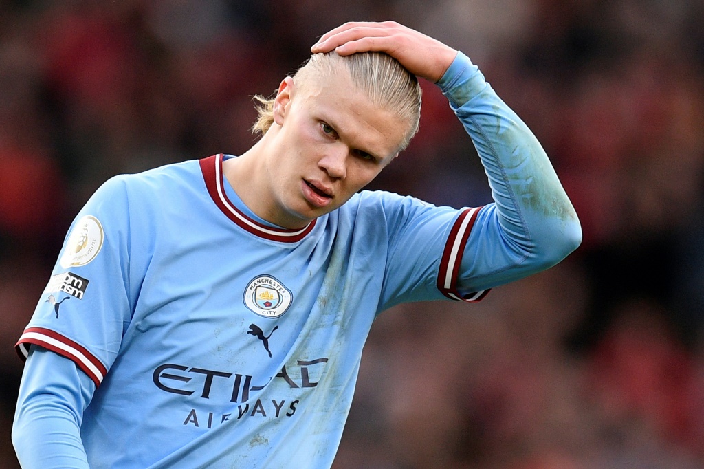 لم يكن لإرلينغ هالاند مهاجم مانشستر سيتي تأثير يذكر في هزيمة فريقه 2-1 أمام مانشستر يونايتد (ا ف ب)