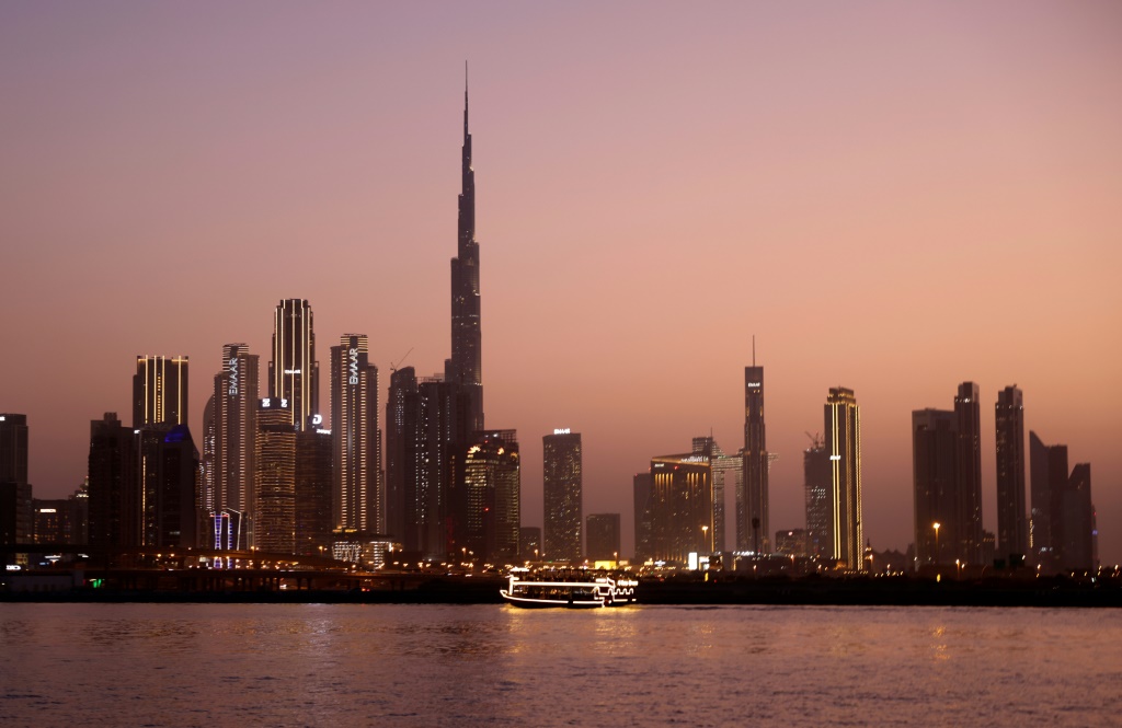 أفق دبي ، بما في ذلك برج خليفة ، أعلى مبنى في العالم ، في الإمارات العربية المتحدة ، في 20 يونيو 2022 (ا ف ب)