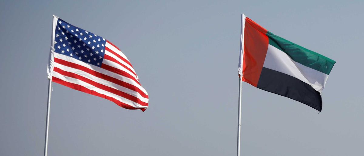 علم الإمارات وعلم الولايات المتحدة الأمريكية (مواقع الكترونية)